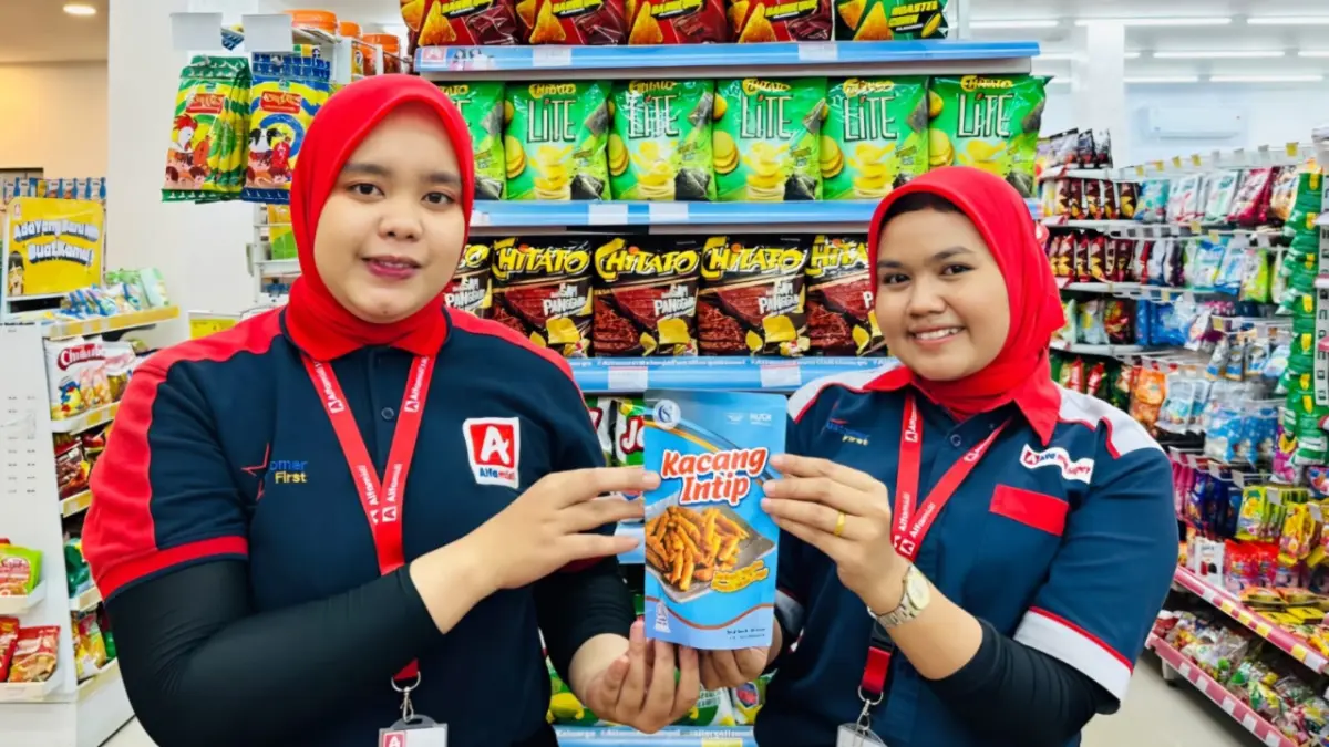 PRODUK: Pegawai Alfamidi menunjukkan produk usaha milik Syajaril yang masuk Alfamidi. (Dok: Alfamidi)