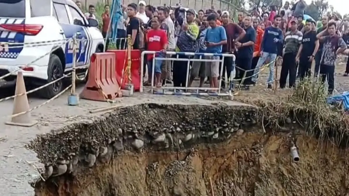 PROVINSI: Kondisi jalan provinsi jurusan Karo - Langkat yang terancam putus akibat setengah badan jalan "ambruk" di kawasan Kebun Durian, Desa Telagah, Kabupaten Langkat, Selasa (22/9). (Dok: BMBKCK)