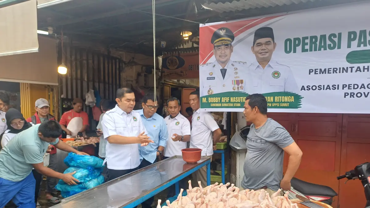 TINJAU: Ketua APPSI Sumut, Ihwan Ritonga meninjau pelaksanaan Operasi Pasar Daging Ayam Segar di Pasar Petisah dan Pasar Sei Sikambing, Selasa (22/9/2026). (Dok: Markus Pasaribu/Sumut Pos)