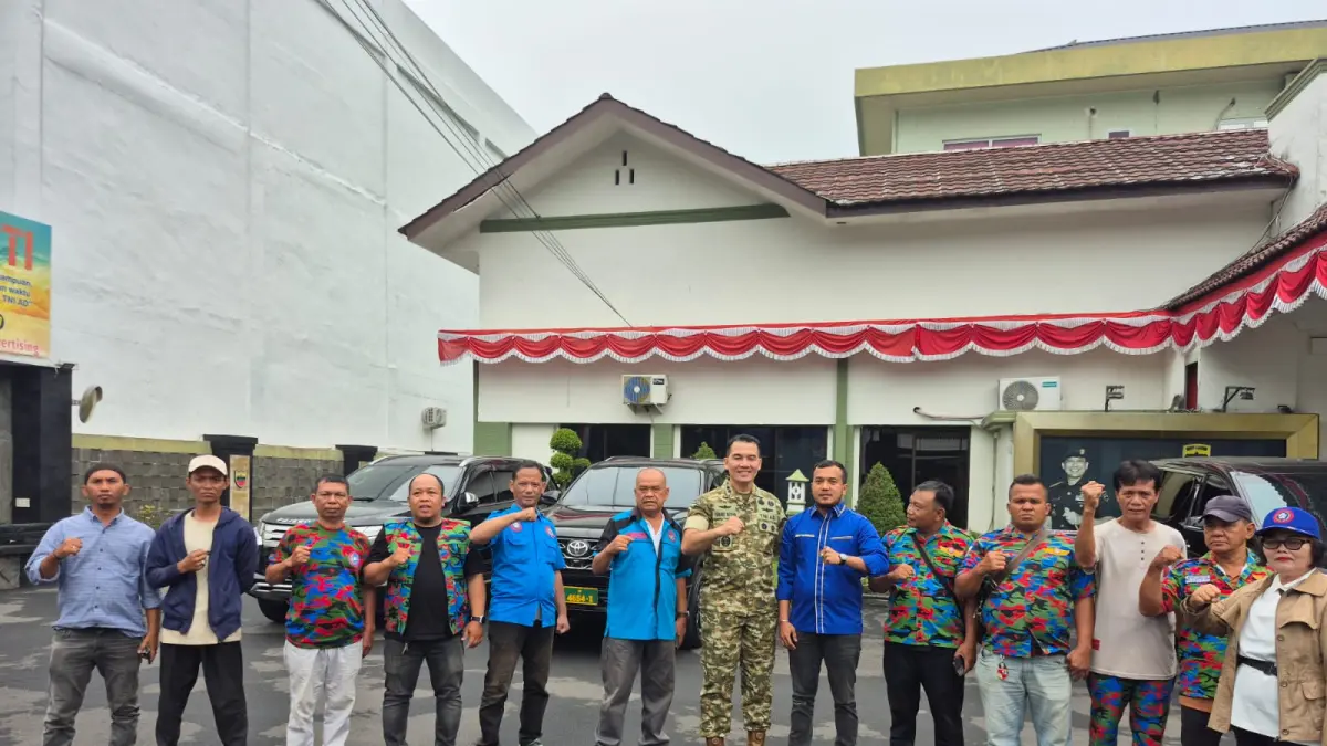 BERSAMA: Ketua F.SPTI KSPSI Sumatera Utara Ir Timbul Limbong didampingi Ketua F.SPTI KSPSI Kota Medan Maulana Pohan da pengurus bersama Dandim 0201/BS Letkol Inf Fernando Batubara SSos, MHan. (Dok Pribadi)