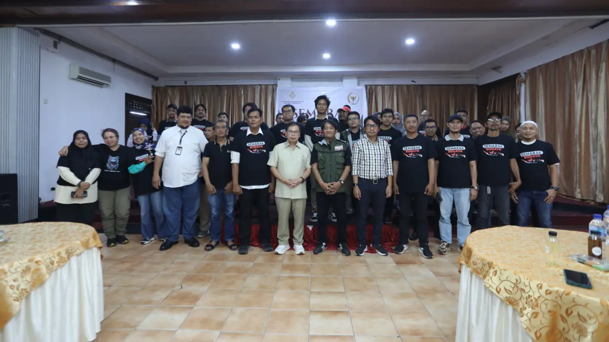 BERSAMA: Para peserta Semarak Budaya foto bersama Anggota DPR RI, Sofyan Tan. (Dok: Panitia)