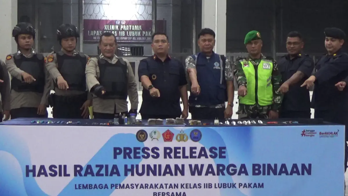 BINAAN: Kalapas Lubukpakam Hakim Sajaya bersama tim gabungan saat mengamankan barang barang dari warga binaan. (Dok: Lapas Lubukpakam)