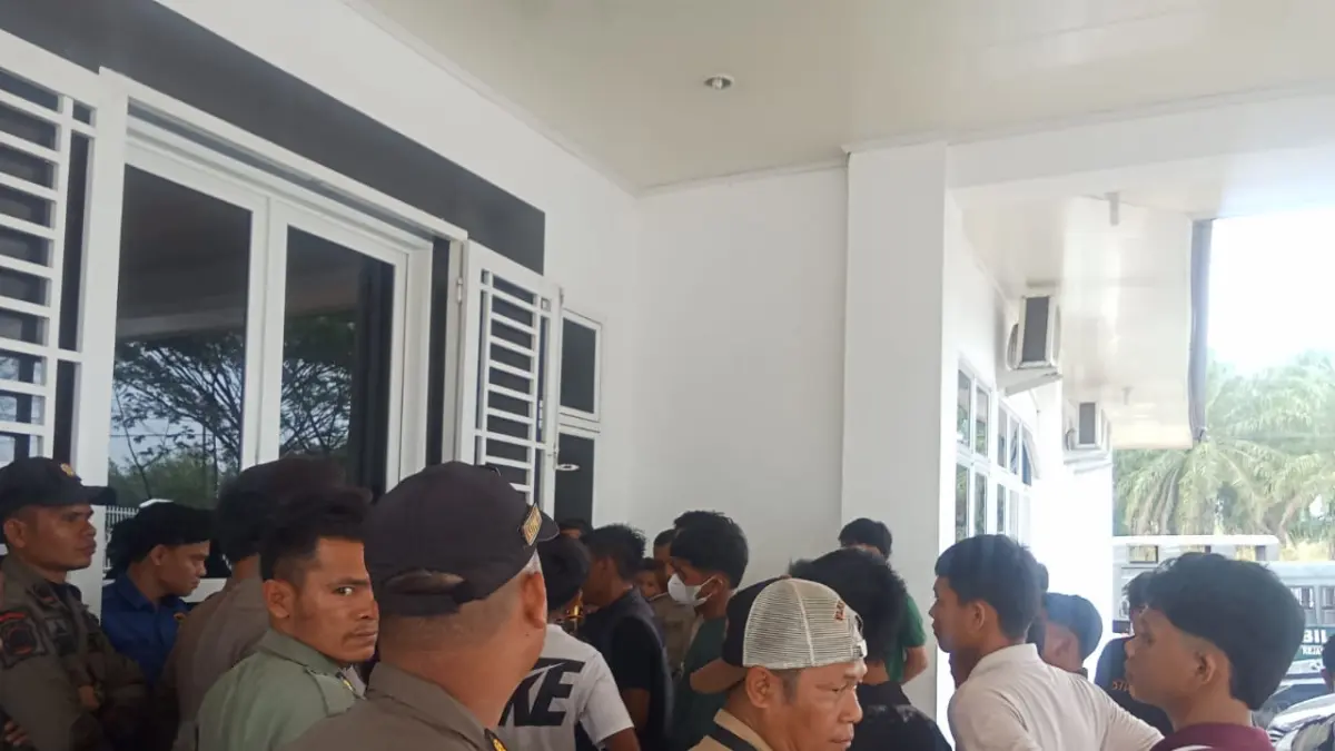 DAMAI: Pengurus dan anggota FPP Paluta menggelar aksi damai, di Kejari Paluta, Selasa (22/9/2026). Menuntut audit program UPPO 2022. (Dok: FPP Paluta)