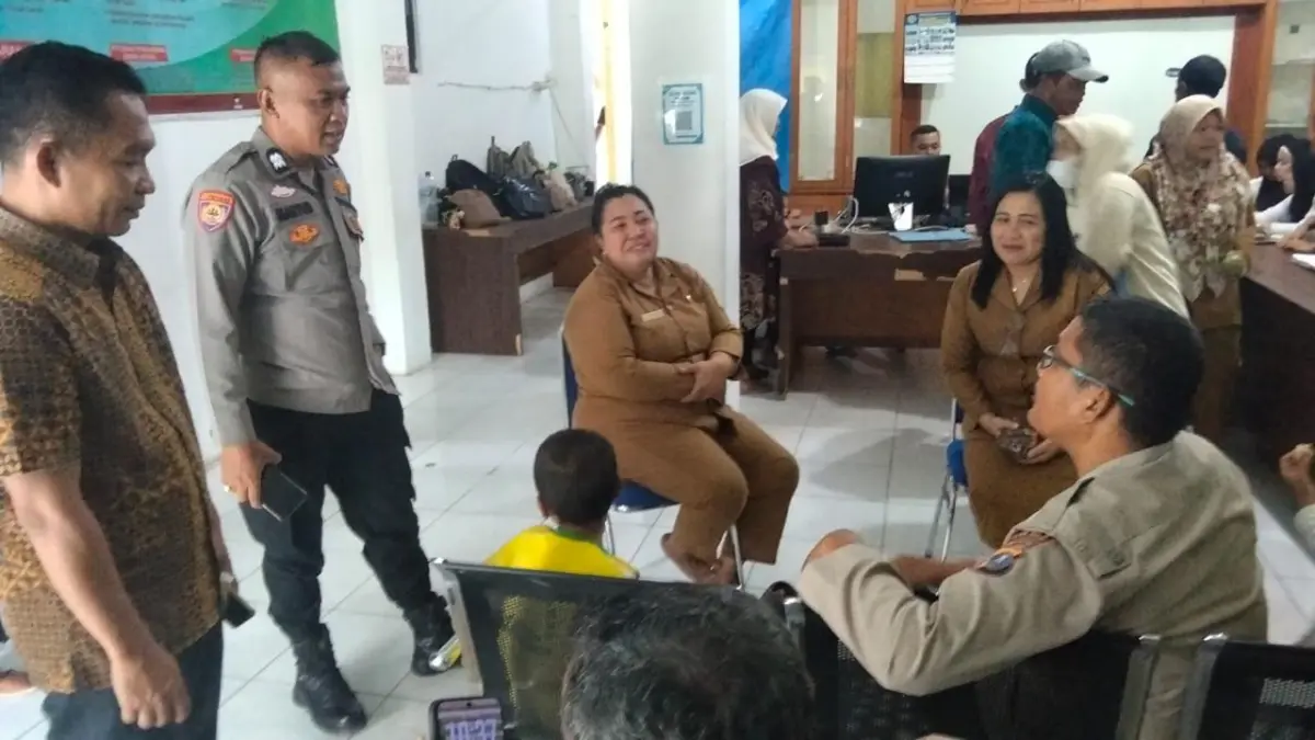 KOLABORASI: Personel Satbinmas Polres Sergai kolaborasi dengan Dinas sosial terkait penanganan lebih lanjut terkait anak terlantat. (Dok: Polres Sergai)