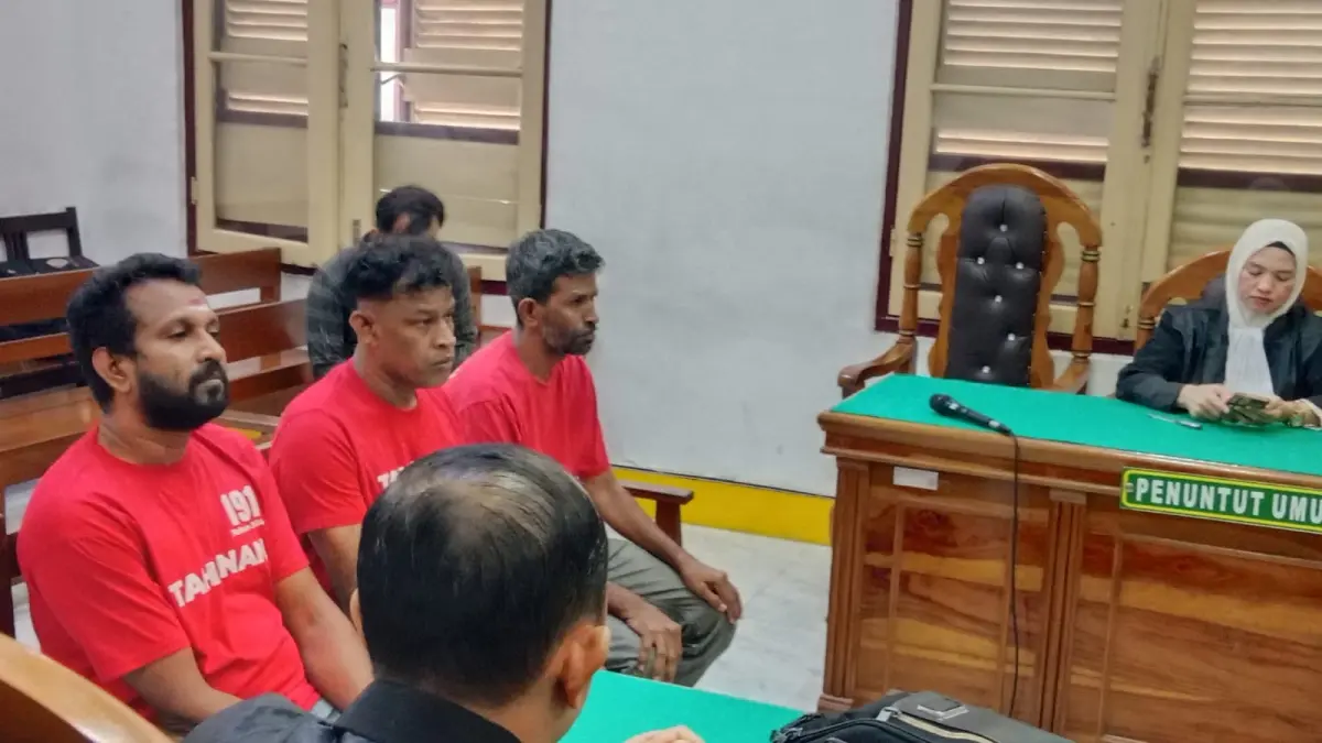 MANUSIA: Tiga WN Sri Lanka terdakwa kasus penyelundupan manusia, menjalani sidang putusan di PN Medan, Rabu (23/9/2026) sore. (Dok: Gusman/Sumut Pos)