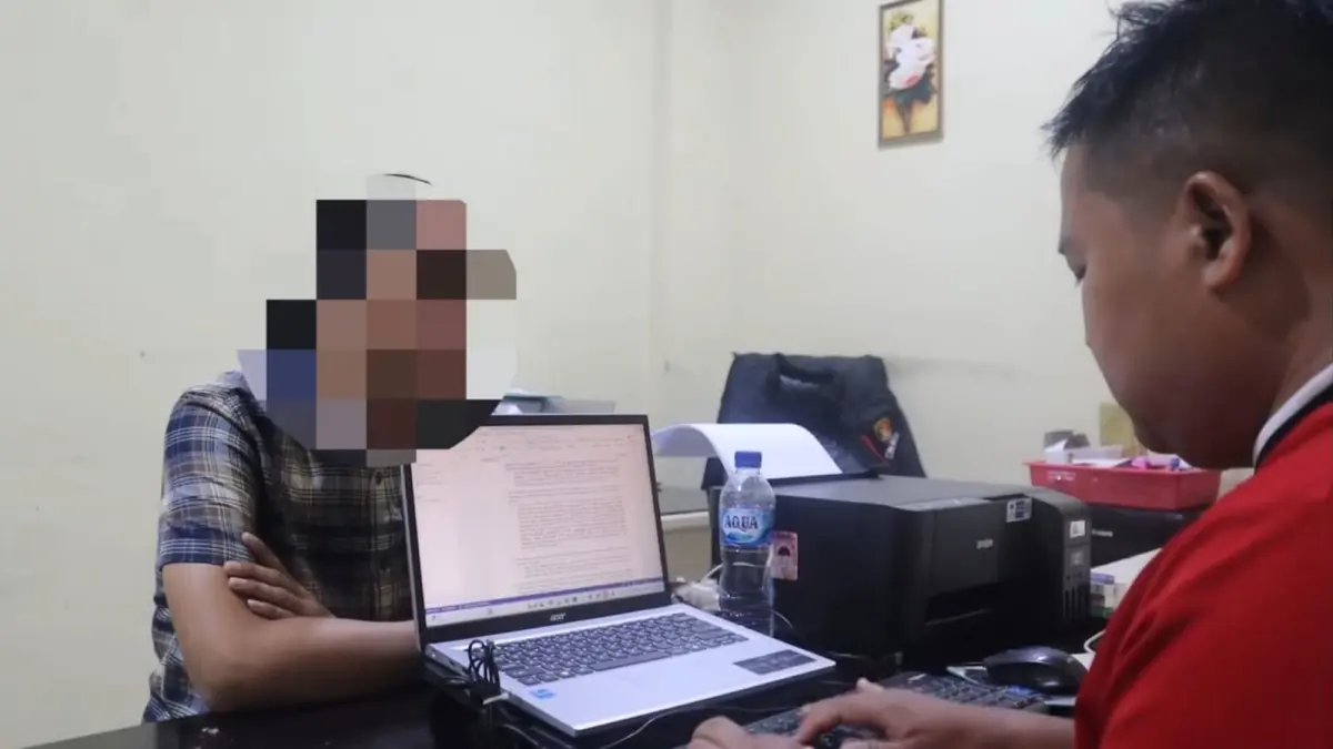 PERIKSA: Tersangka berinisial MB saat diperiksa penyidik Satreskrim Polres Langkat. (Dok: Polres Langkat)