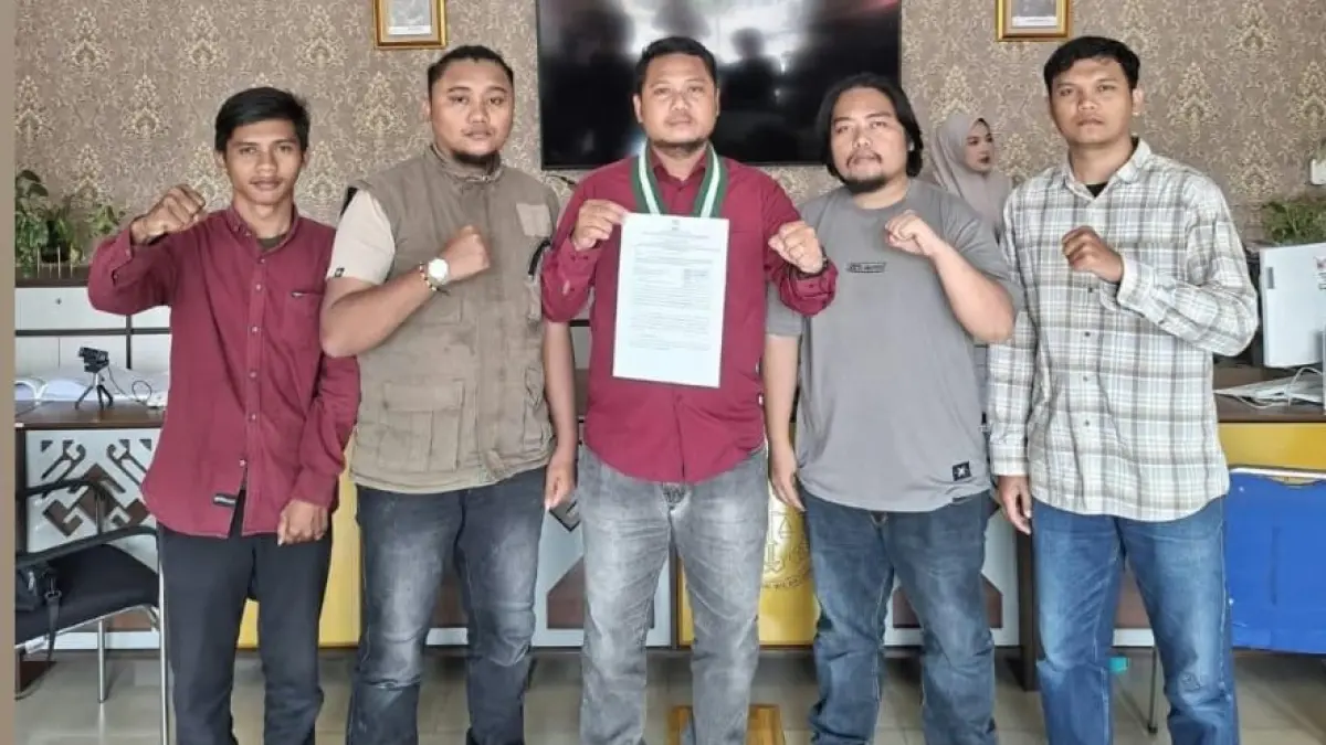 LAPORAN: Pengurus KAMMI Sumatera Utara menyerahkan laporan/pengaduan masyarakat kepada Kejaksaan Tinggi Sumatera Utara (Kejatisu) terkait dugaan penyimpangan pengelolaan anggaran Sosialisasi Peraturan Daerah (Sosper), Wawasan Kebangsaan (Wasbang), dan Pokok-Pokok Pikiran (Pokir) DPRD Provinsi Sumatera Utara. (Dok : KAMMI Sumut)