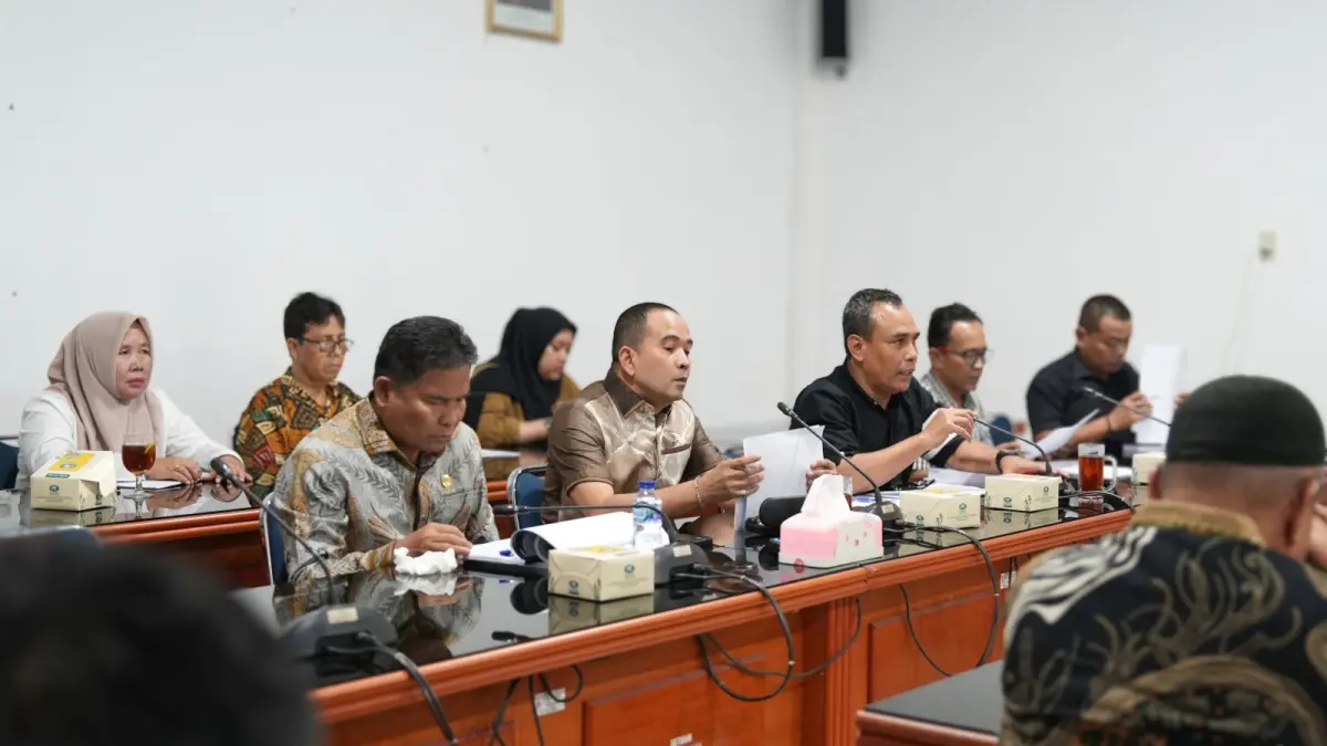 BANGGAR: Wakil Ketua DPRD sekaligus Koordinator Banggar DPRD Deli Serdang, H. Hamdani Syahputra saat rapat yang dihadiri Ketua DPRD Deliserdang Zakky Shahri dan Wakil Ketua Kuzu Serasi Tarigan. (Dok: DPRD Deliserdang)