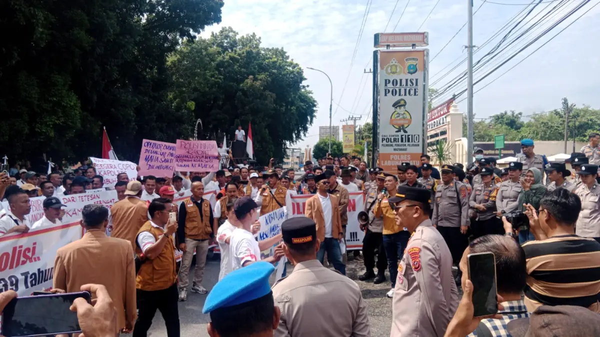 DEMO: Ratusan pekerja sawit yang tergabung dalam Serikat Pekerja Perkebunan (SPBun) PTPN IV Regional I menggelar aksi demo ke Mapolres Labuhanbatu, Kamis (24/9/2026). (Dok: PTPN IV)