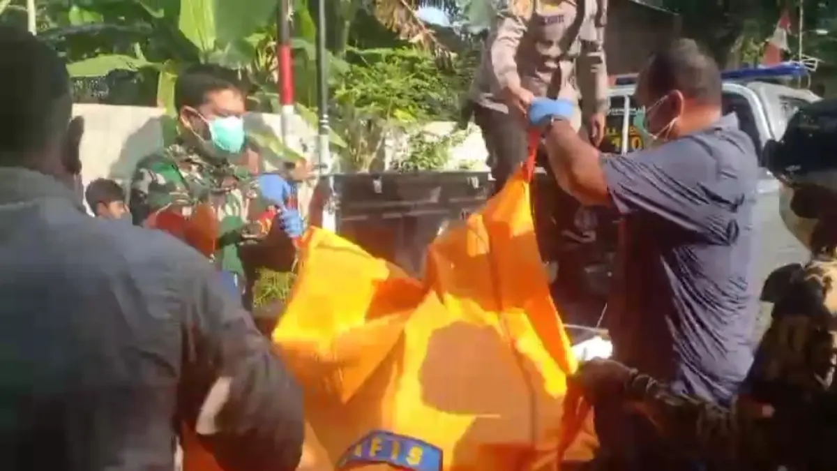 EVALUASI: Polisi mengevakuasi jenazah Anggiat Pandiangan ke RSUD Amri Tambunan. (Dok: warga)