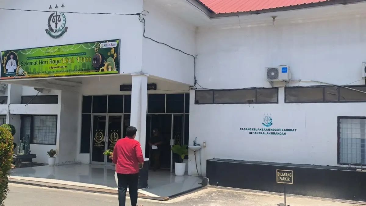 MASUK: Seorang pria berjalan masuk ke Kantor Cabang Kejaksaan Negeri Pangkalanbrandan. (Dok: Teddy Akbari/Sumut Pos)