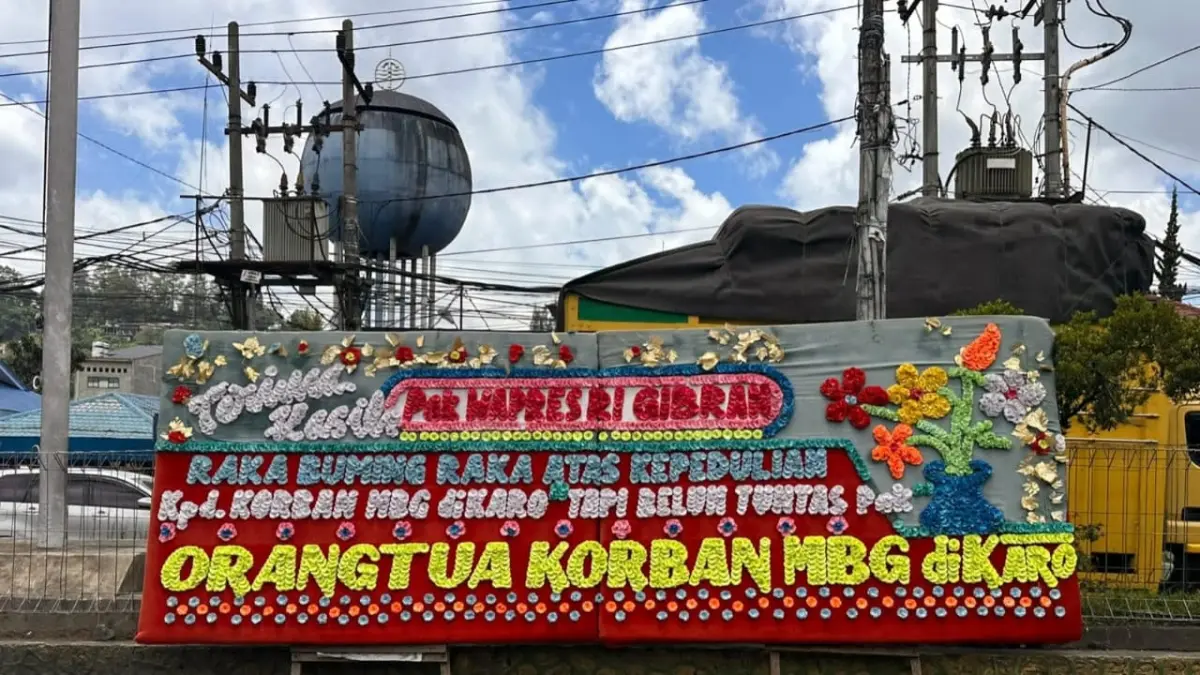 Papan bunga dari orang tua siswa korban keracunan MBG untuk wakil presiden di Brastagi. (Dok: warga)