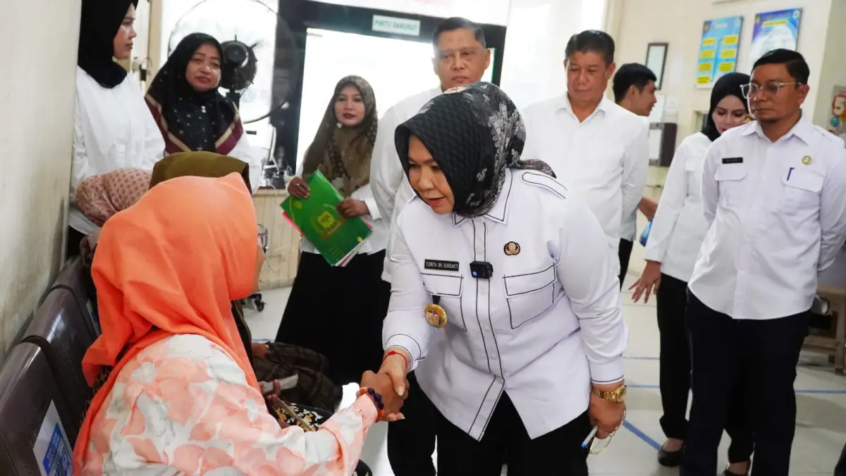 SIDAK: Plt Bupati Langkat, Tiorita br Surbakti saat berkomunikasi dengan masyarakat dalam kesempatan sidak di Puskesmas Tanjung Beringin. (Dok: Diskominfo Langkat)