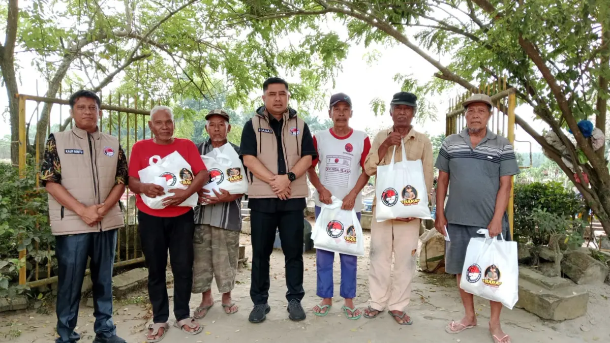 JUMAT CURHAT: Kasat Resnarkoba AKP Arifin Purbasaat melaksanakan Jumat Curhat di Desa Perkebunan Lima Puluh dan Desa Perkebunan Tanah Gambus, Kecamatan Lima Puluh, sekaligus membagikan sembako kepada masyarakat,Jumat (25/9/2026). (Dok: Humas Polres Batubara)