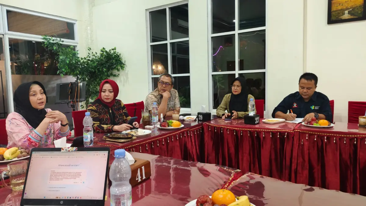 BERBICARA: Kasi P2PM (Pencegahan dan Pengendalian Penyakit Menular) Dinas Kesehatan Sumut dr Nora Nasution berbicara di hadapan Wakil Bupati Labura dan Kadis Kesehatan Labura serta lainnya membahas KLB Malaria dan Dengue. (Dok: Dinas Kesehatan Sumut)