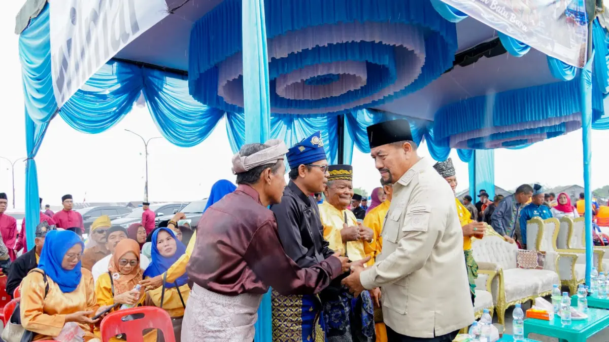HADIR: Bupati Batubara Dr. H. Baharuddin Siagian, menghadiri Laskar Melayu Batu Bara sekaligus berbagi Life Jacket untuk Nelayan Batu Bara yang digelar di Pelabuhan Tanjung Tiram, Kecamatan Tanjung Tiram, Kamis (24/9/2026). (Dok: Kominfo Batubara)