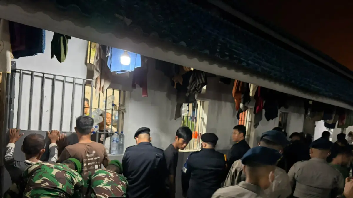 PERIKSA: Petugas gabungan TNI, Polri, BNN dan jajaran pemasyarakatan memeriksa kamar warga binaan Lapas Kelas IIB Tebingtinggi saat razia gabungan, Kamis malam (24/9). (Dok: Lapas IIB Tebingtinggi)