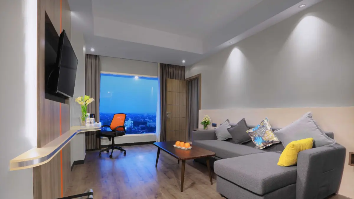 Ruang Tamu pada tipe kamar Suite Room.