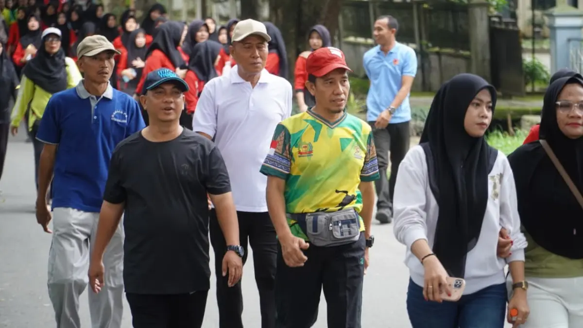 SANTAI: Jalan santai yang diikuti masyarakat Kabupaten Langkat dalam rangka Haornas ke-43 di Stabat. (Dok: Diskominfo Langkat)