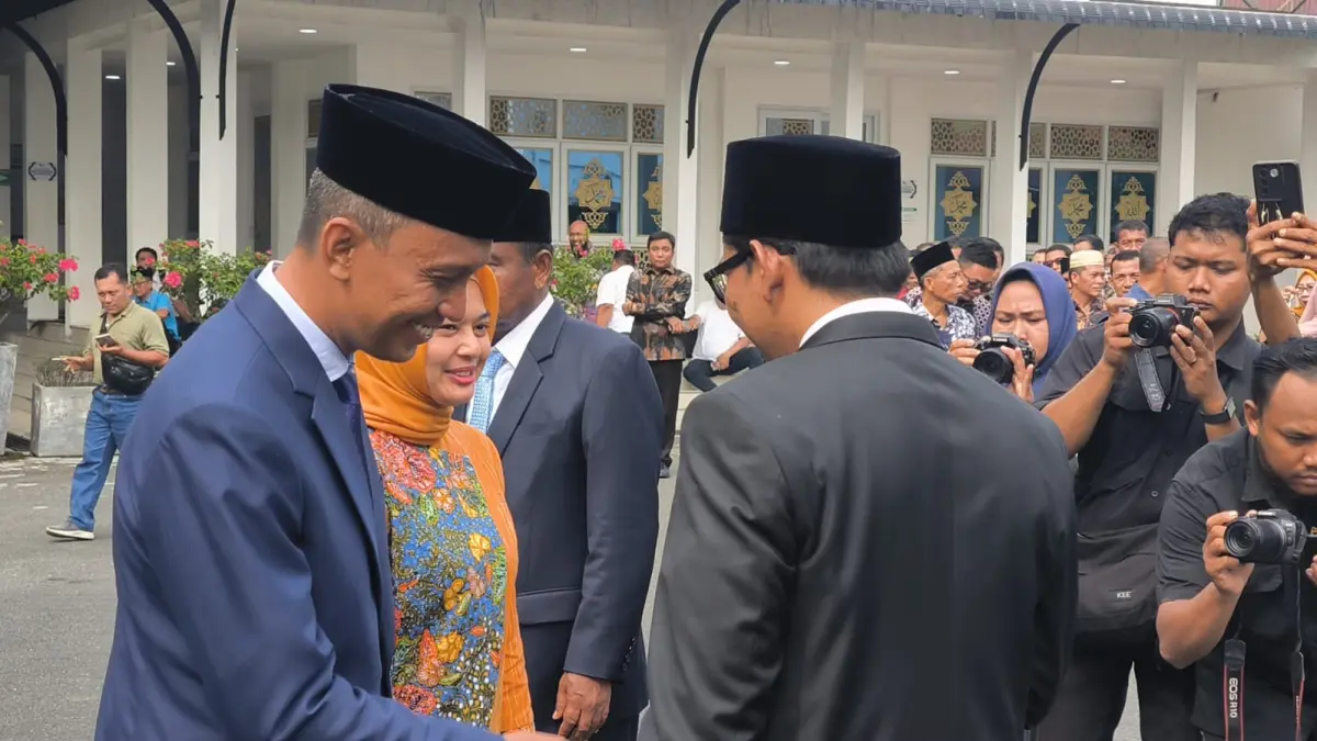 SELAMAT: Wakil Wali Kota Binjai, Hasanul Jihadi saat mengucapkan selamat dan menyalami Sofyan Siregar usai dilantik sebagai Kadis Pendidikan. (Dok: Teddy Akbari/Sumut Pos)