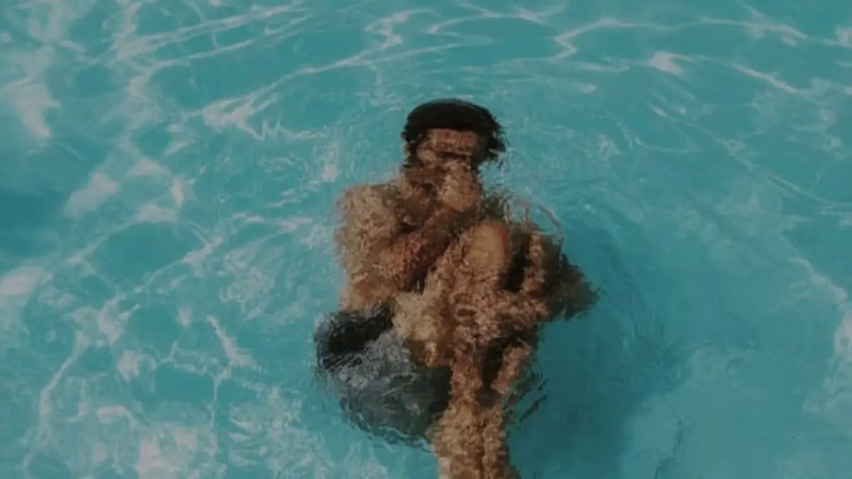 Ilustrasi, berenang atau sekadar main air di kolam renang jadi salah satu aktivitas fisik yang disenangi banyak orang. (pexels.com)