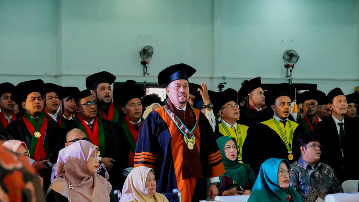 WISUDA: Bupati Batu Bara Dr. H. Baharuddin Siagian, mengikuti prosesi wisuda Program Doktor (S3) di Gedung H. M. Arsyad Thalib Lubis, Gelanggang Mahasiswa Kampus 1 Sutomo Universitas Islam Negeri Sumatera Utara (UIN Sumut), Sabtu (26/9/2026). (Dok: Komimfo Batubara)