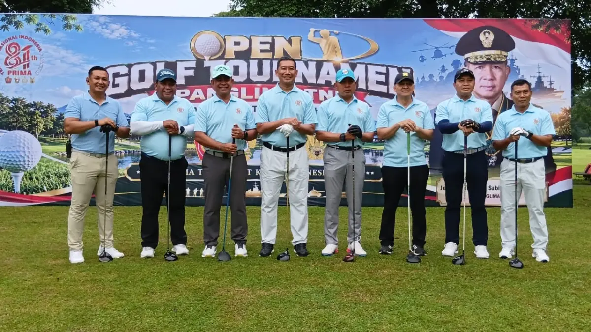 HADIR: Pangdam I/BB, Mayjen TNI Hendy Antariksa bersama Kapolda Sumut Irjen Pol Whisnu Hermawan Februanto saat menghadiri acara Turnamen Golf Panglima TNI dalam rangka memperingati HUT ke-81 TNI Tahun 2026, di Bukit Barisan Golf Course, Deliserdang, Minggu (27/9). (Dok: panitia)
