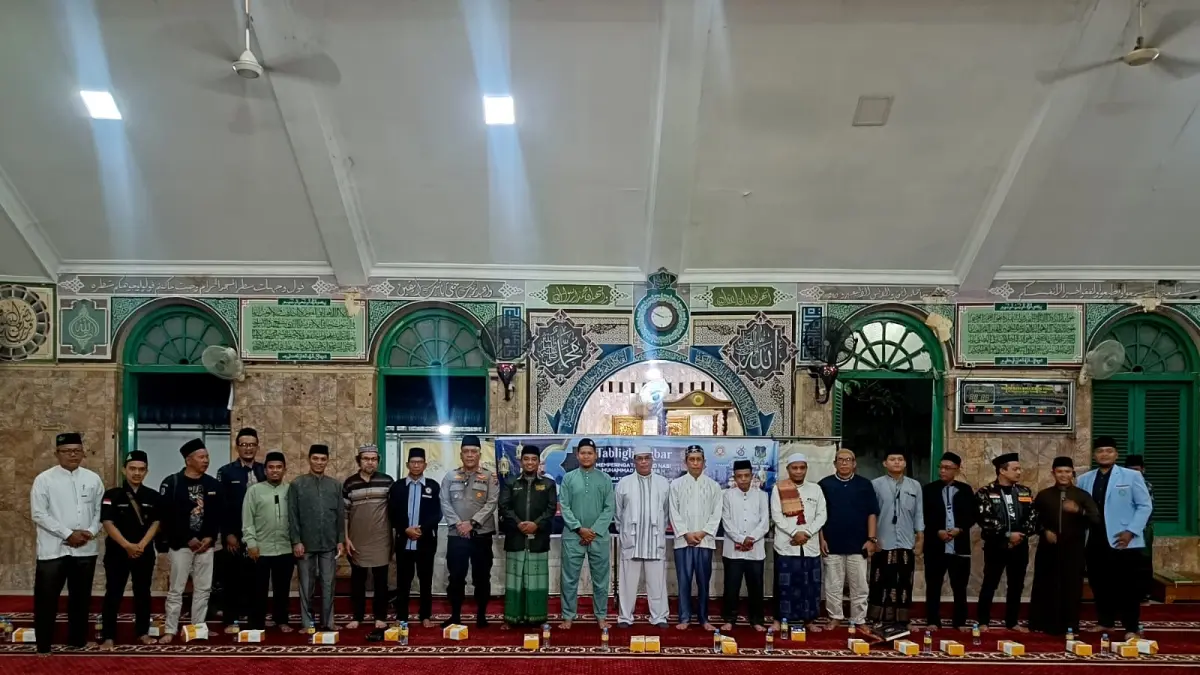 TABLIGH AKBAR: Pengurus Karang Taruna Kota Tebingtinggi bersama jajaran undangan dan tokoh masyarakat berfoto bersama usai Tabligh Akbar memperingati HUT Karang Taruna ke-66 sekaligus Maulid Nabi Muhammad SAW 1448 H, Sabtu (27/9/2026). (Dok: Azan Purba/Sumut Pos)