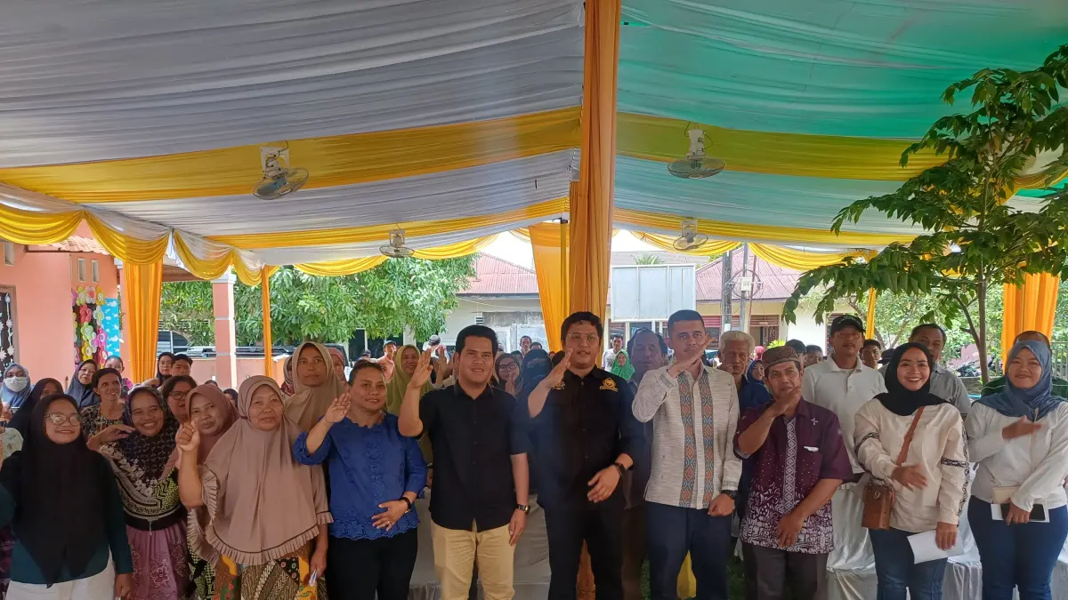 PEMBINAAN: Anggota DPRD Kota Medan Fraksi Partai Golkar, dr Dimas Sofani Lubis saat menggelar kegiatan Pembinaan Ideologi Pancasila dan Wawasan Kebangsaan di Jalan Pasar 2, Kelurahan Tanjungsari, Kecamatan Medan Selayang, Minggu (27/9/2026). (Markus Pasaribu/Sumut Pos)