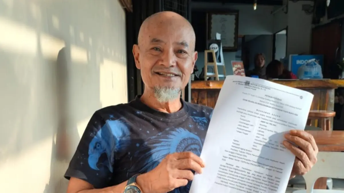 BEBAS: Amry Pelawi menunjukkan salinan putusan Mahkamah Agung yang menyatakan dirinya tak bersalah. (Dok: Amry)