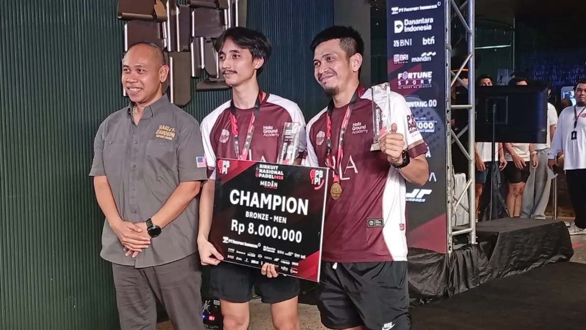 BERSAMA: Kadispora Sumut Mahfullah Pratama Daulay bersama juara kategori Mens Bronze Sirnas Padel Seri III Medan 2026. (Deking/Sumut Pos)