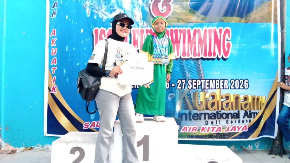 MEDALI: Siswi SD Islam Ash-Sholihah didampingi ibunya raih lima medali di kejuaraan Isori Fun Swimming, Minggu (27/9/2026). (Dok: Gusman/Sumut Pos)