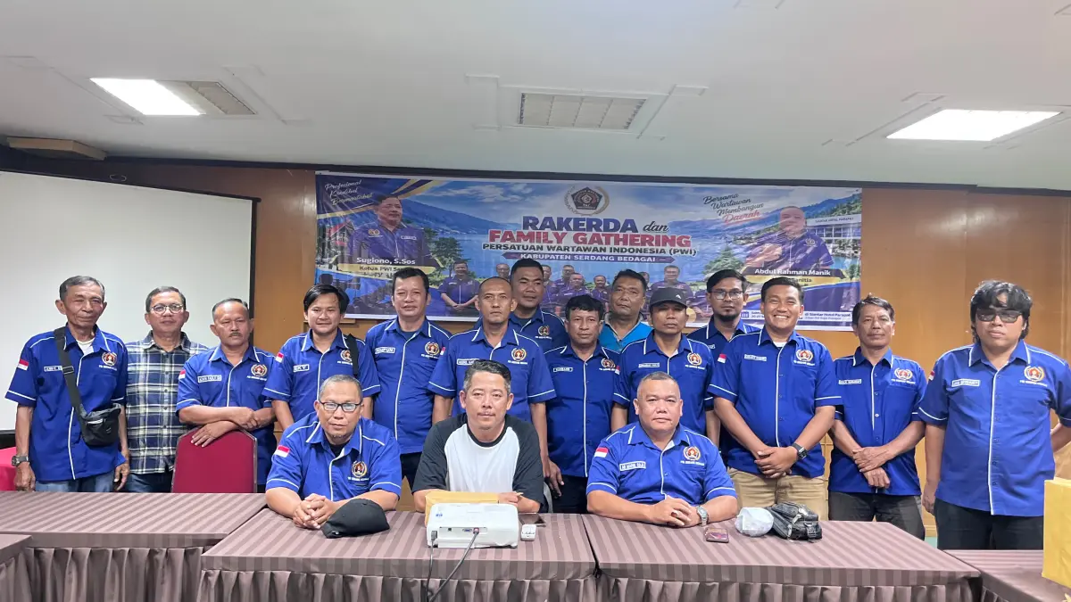 PENGURUS: Ketua PWI Sergai Sugiono didampingi sekretaris Abdul Rahman Mani beserta pengurus di acara Rakerda di Parapat, Sabtu (26/9/2026).(Dok: panitia)