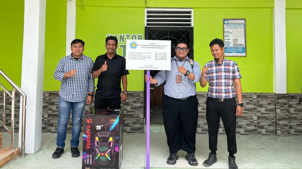 PKM: Tim dosen Polmed saat melaksanakan kegiatan PKM, di MTs Amaliyah Sunggal, Sabtu (26/9). (Dok: Polmed)