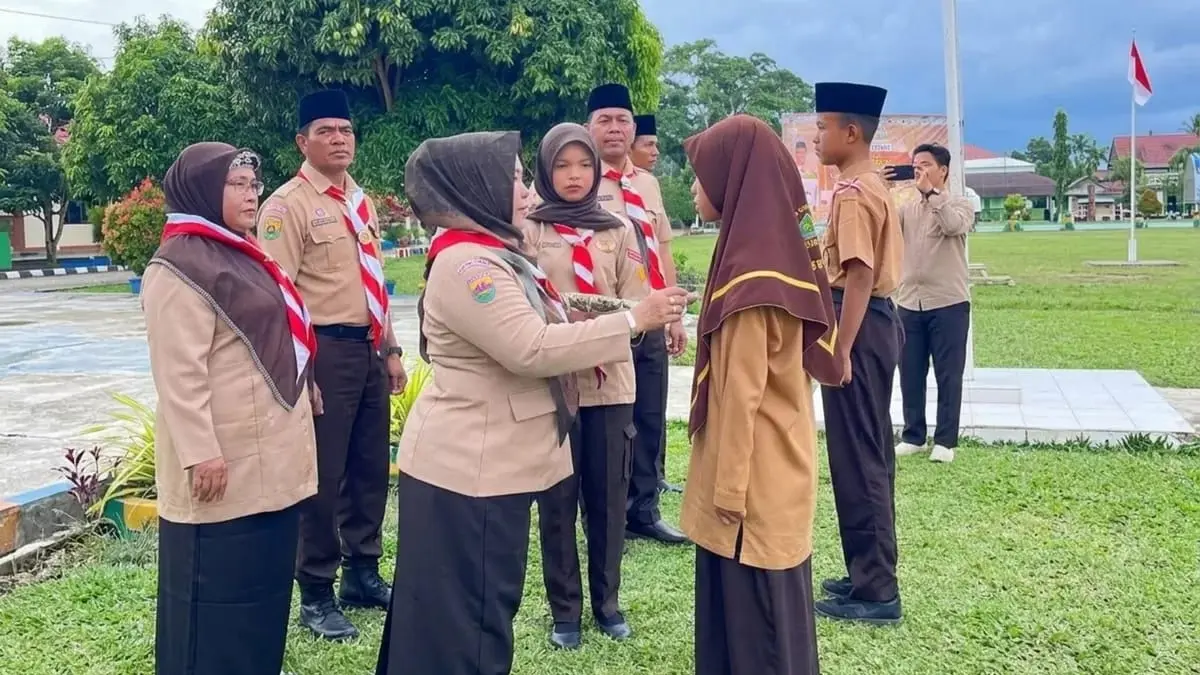 TUTUP: Kepala MTsN 1 Padang Lawas Dr. Hj. Mahyarni Junida Nasution menutup Persami yang diikuti siswa.  (Dok: MTsN 1 Padang Lawas)