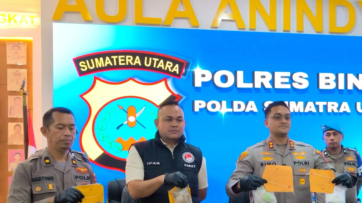 BUKTI: Kapolres Binjai, AKBP R Bimo Moernanda didampingi Kasatres Narkoba, AKP Ismail Pane (tengah) saat menunjukkan barang bukti narkotika. (Dok: Teddy Akbari/Sumut Pos)