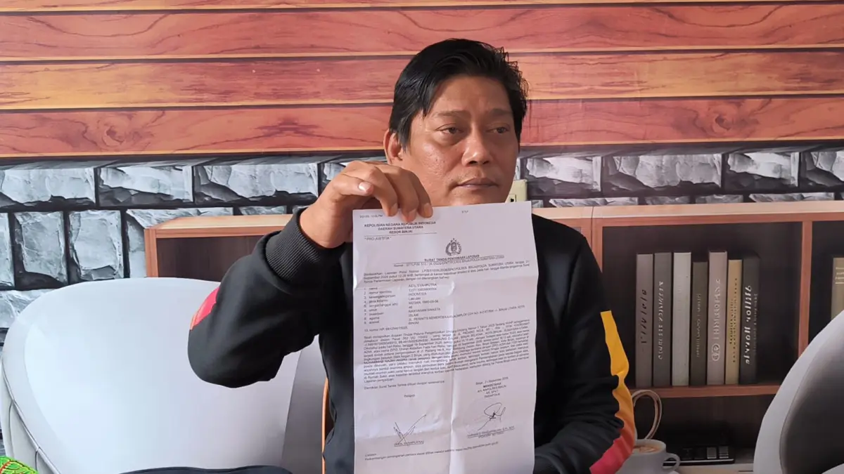 BUKTI: Orangtua Siswa SMAN 2 Binjai yang diduga dianiaya oknum guru menunjukkan bukti laporan polisi. (Dok: Teddy Akbari/Sumut Pos)