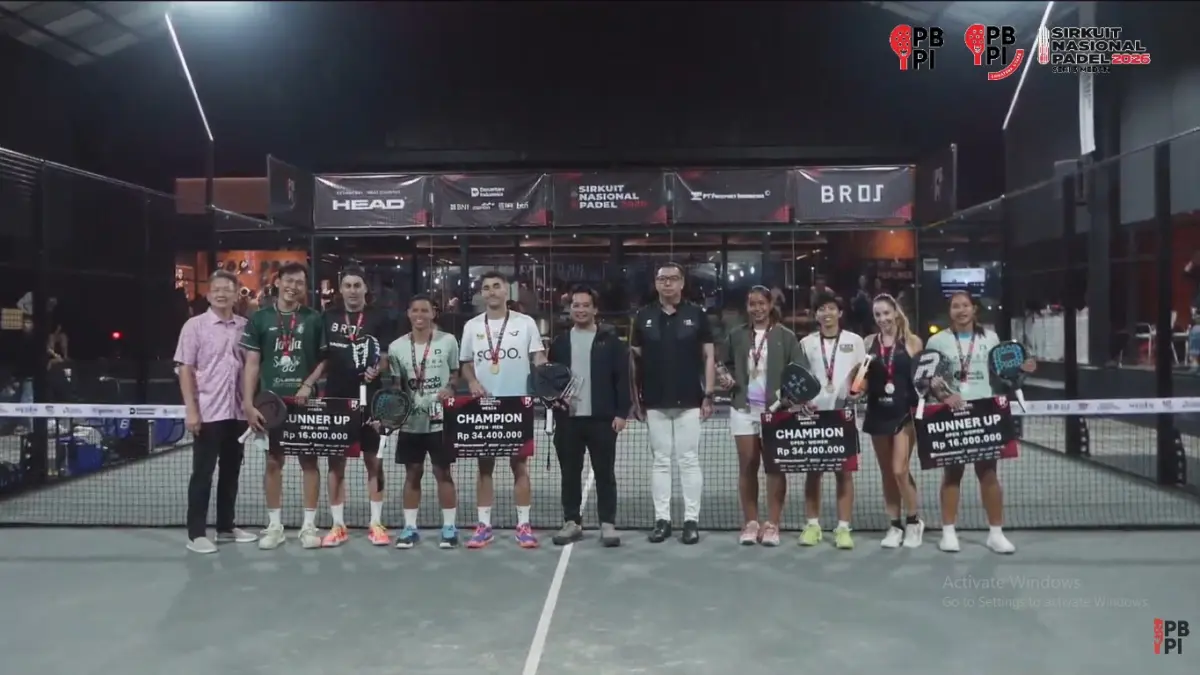JUARA: Ketua Pengprov PBPI Sumut, Eric Cendana bersama juara Kategori Open Sirnas Padel Seri III Medan 2026. (Dok Pribadi)