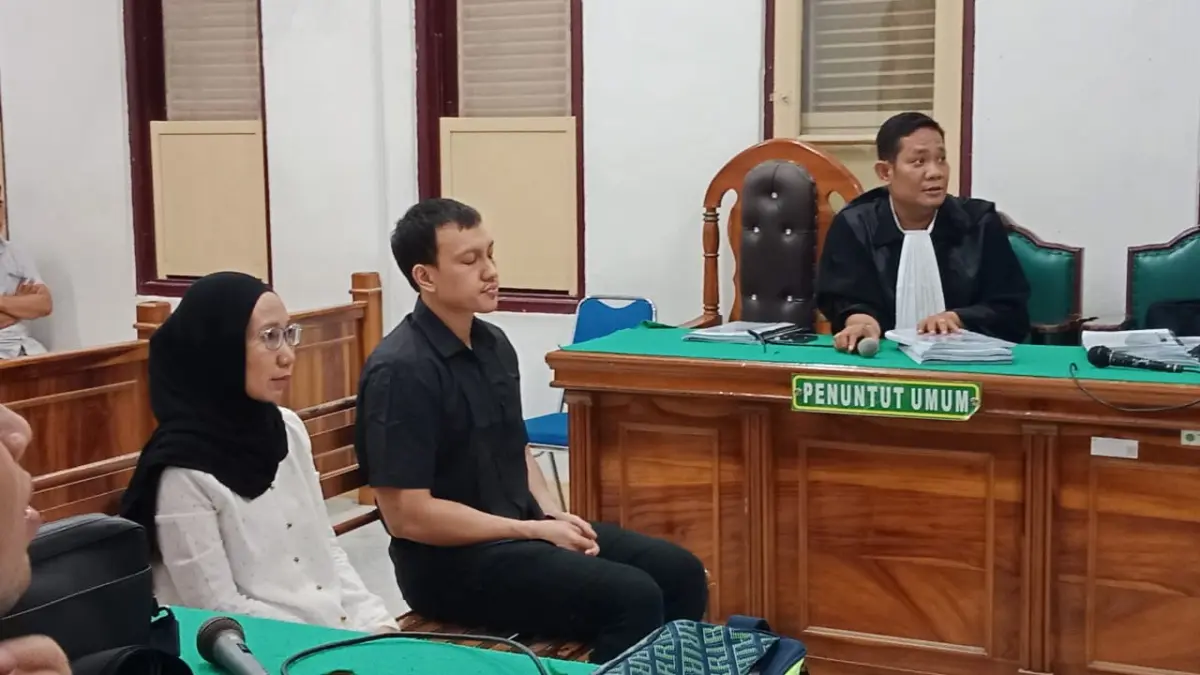 KORUPSI: Nur Erdian dan Heny Afrianti terdakwa kasus korupsi internet Tebingtinggi, menjalani sidang tuntutan di Pengadilan Tipikor Medan, Senin (28/9/2026). (Dok: Gusman/Sumut Pos)