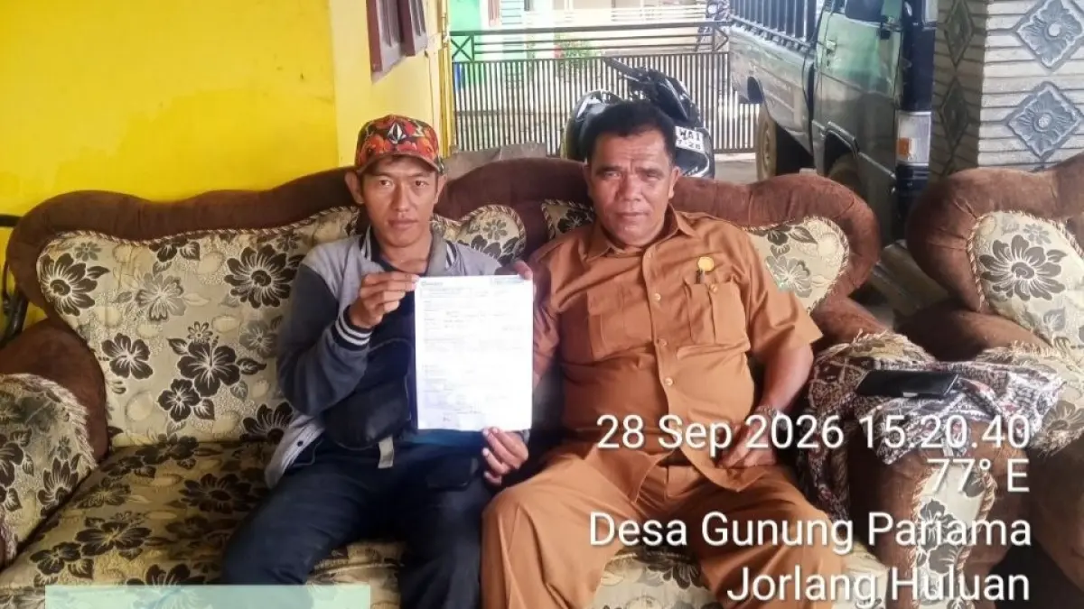 PASANG: Teknisi pemasangan jaringan SmartWifi saat memasang jaringan internet di rumah pelanggan. (Dok: SmartWiFi)