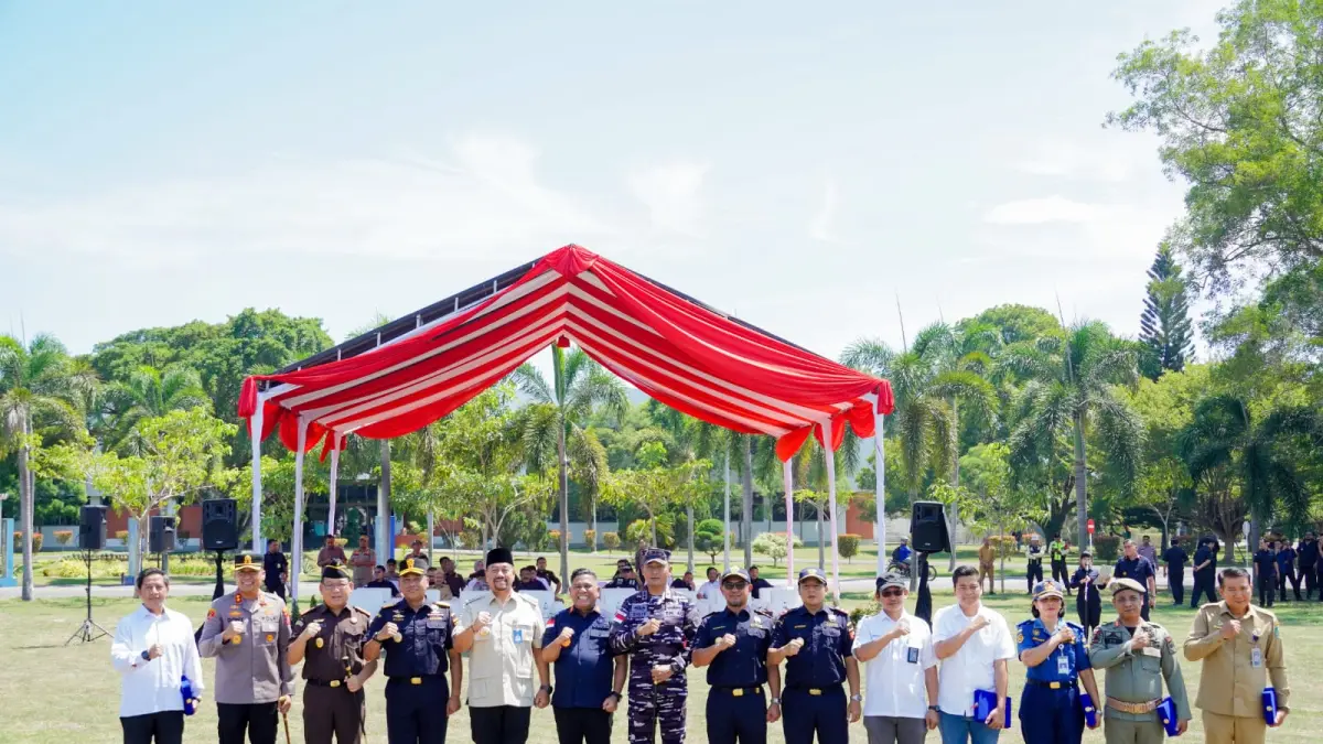 APEL: Bupati Batubara Dr. H. Baharuddin Siagian, bersama Kakanwil Direktorat Jenderal Imigrasi Sumatera Utara, Dr. Parlindungan, Kepala Kantor Wilayah Direktorat Jenderal Bea dan Cukai Sumatera Utara, Rudy Rahmaddi, dan Forkompinda Batubara dan saat Apel Bersama Operasi Gabungan di Perairan Batu Bara dan Perairan Serdangbedagai di Wilayah Provinsi Sumatera Utara, Senin (28/9/2026). (Dok: Kominfo Batubara)