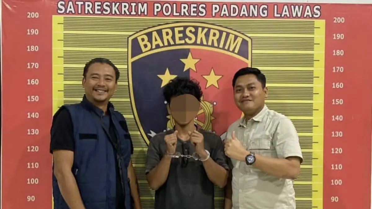 Satreskrim Polres Padang Lawas Ringkus Buronan pencuri sawit (tengah).  (Mitra Harahap/Sumut Pos)