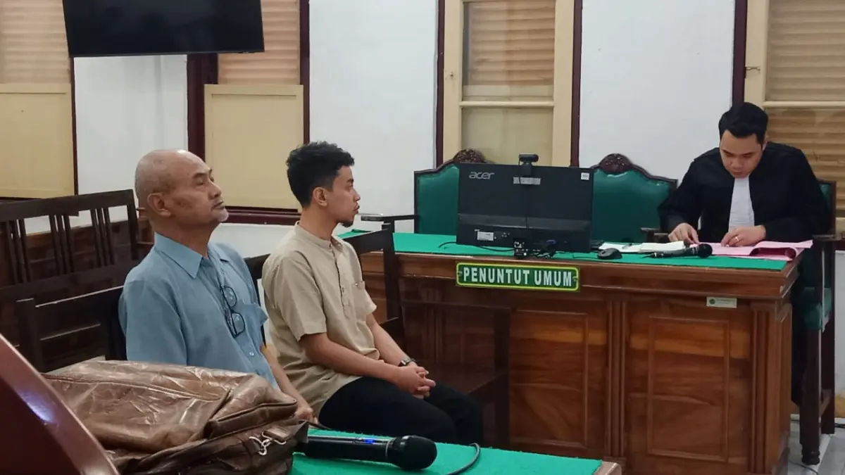 SIDANG: Amry KS Pelawi bersama terdakwa lainnya, saat menjalani sidang di Pengadilan Tipikor Medan. (Dok: Gusman/Sumut Pos)