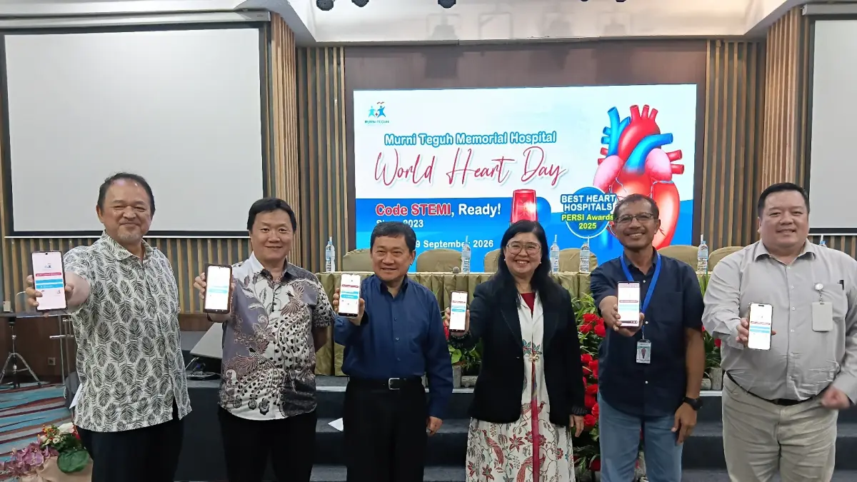 TUNJUKKAN: Dr dr. Mutiara, MHA, MKT, DABRM, DABLM; Mr. Thean Khor; dr. Tuan Juniar Situmorang, M.Kes; dr. Nizam Zikri Akbar, Sp.JP(K), FIHA; dr. Jong Khai, MARS; dan dr. Bangbang Buhari, MKM, menunjukkan aplikasi Murni Teguh yang dapat digunakan masyarakat untuk mengakses layanan Heart & Stroke, di MTMH, Selasa (29/9/2026). (Dok: RS Murni Teguh)