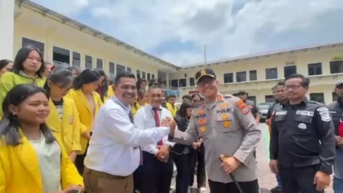 TEMUI: Rektor IT&B Indonesia, David JM Sembiring dan mahasiswa temui Kapolres Karo. (Solideo/Sumut Pos)