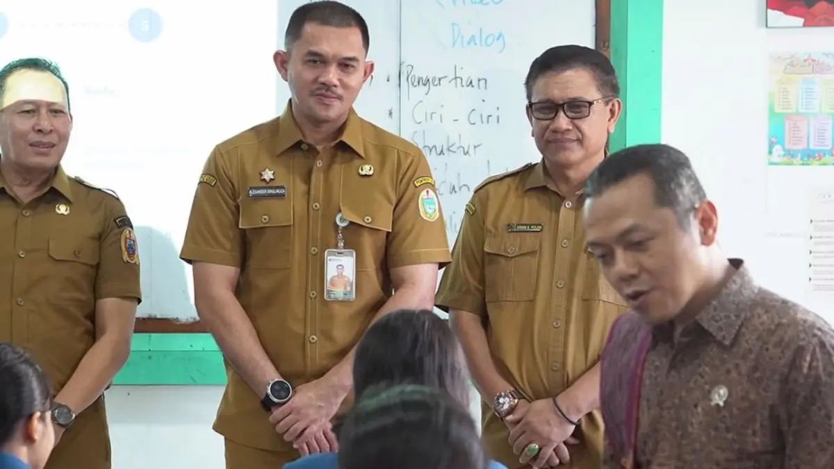 TINJAU: Wakil Menteri Pendidikan Dasar dan Menengah (Wamendikdasmen), Fajar Riza Ul Haq, meninjau pelaksanaan Program Pendidikan Jarak Jauh (PJJ) di SMA Negeri 3 Medan, Senin (28/9/2026).(Dok : Dinas Pendidikan Sumut)