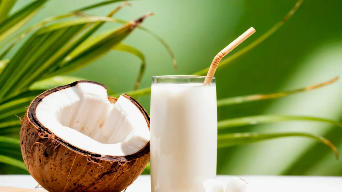 Air kelapa merupakan salah satu minuman yang bisa melndungi pencernaan usus. (Freepik)