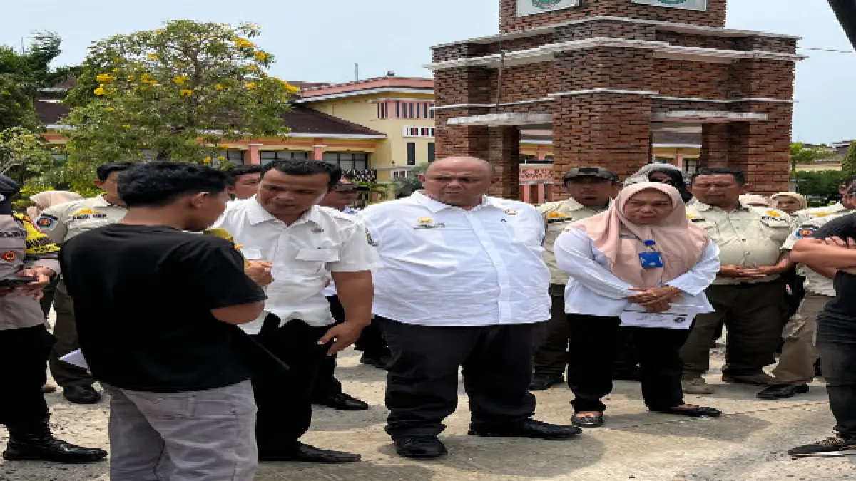 Aksi Mahasiswa dari KAMP SUMUT saat Unras di Kantor Bupati Paluta, Rabu 30 September 2026. (Mitra Harahap)