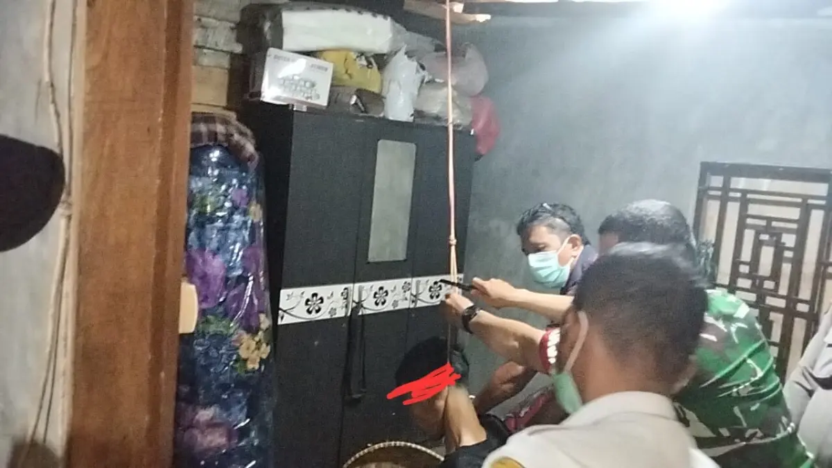 Pihak berwenang memtus tali di leher korban. (stimewa)