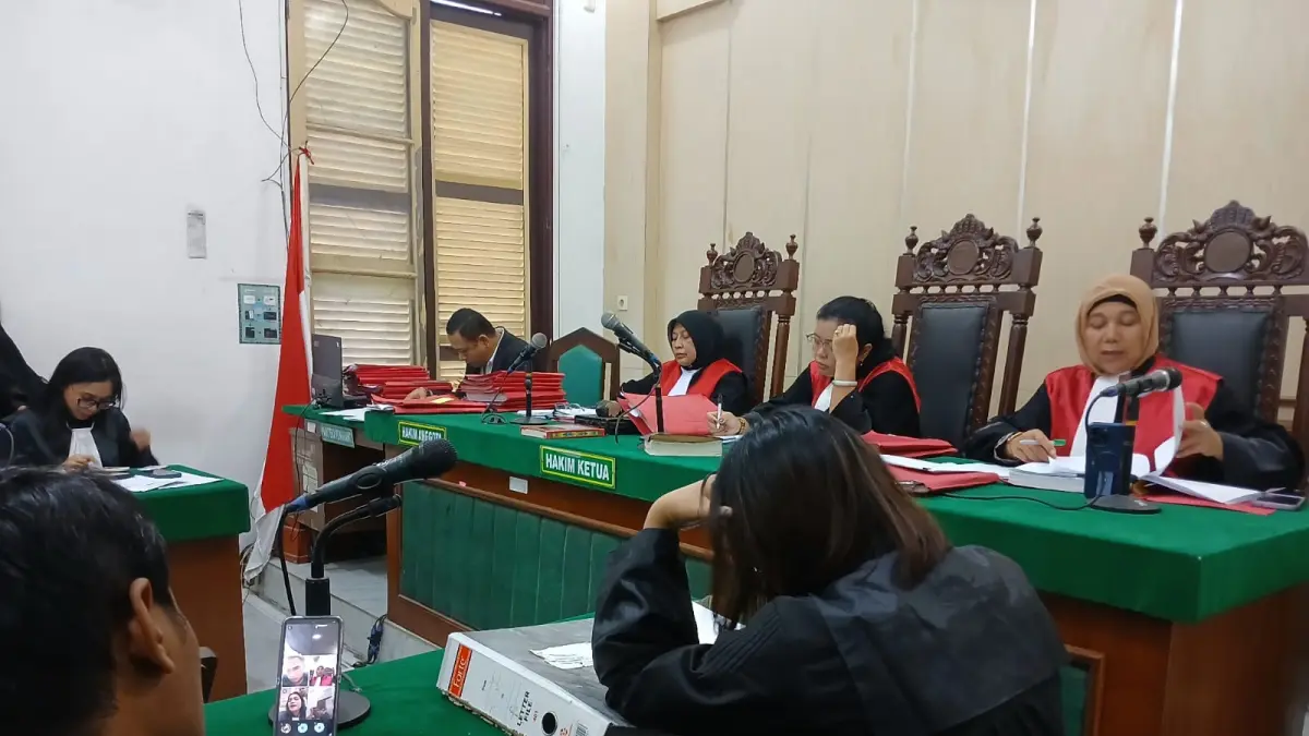 PUTUSAN: Majelis hakim PN Medan membacakan putusan terhadap terdakwa kasus BBM secara virtual, Rabu (30/9/2026) sore. (Dok: Gusman/Sumut Pos)